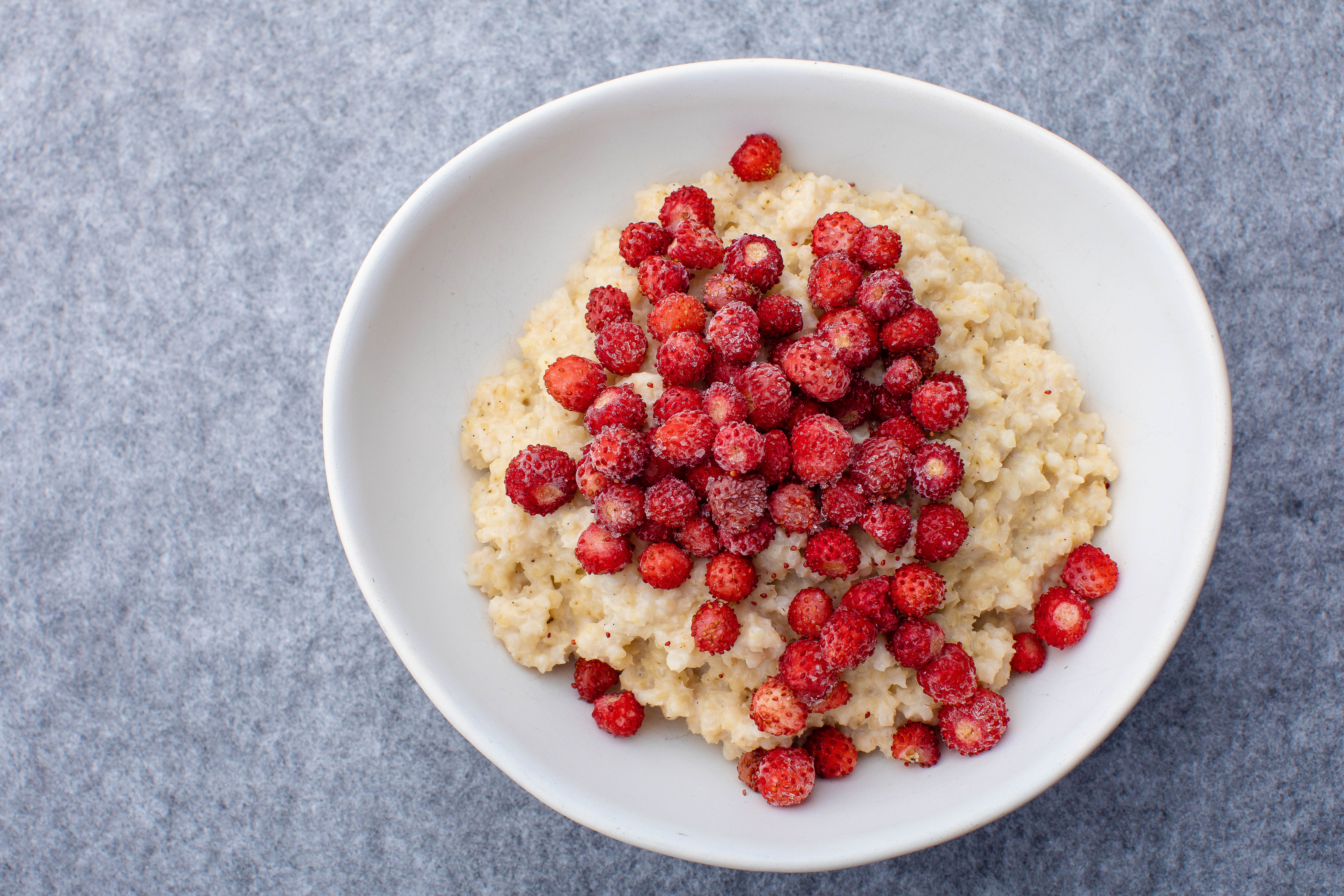 Creamy vegan millet porridge with berries