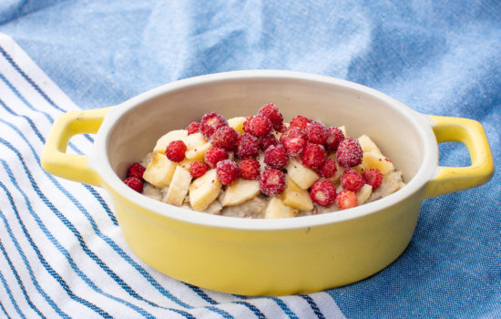 Vegan oatmeal porridge with banana and berries